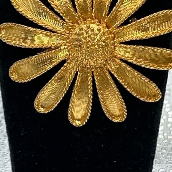 Vintage Large Daisy Pin Brooch Button Center Brush Gold Tone Chunky Estate Y2K - Picture 5 of 6